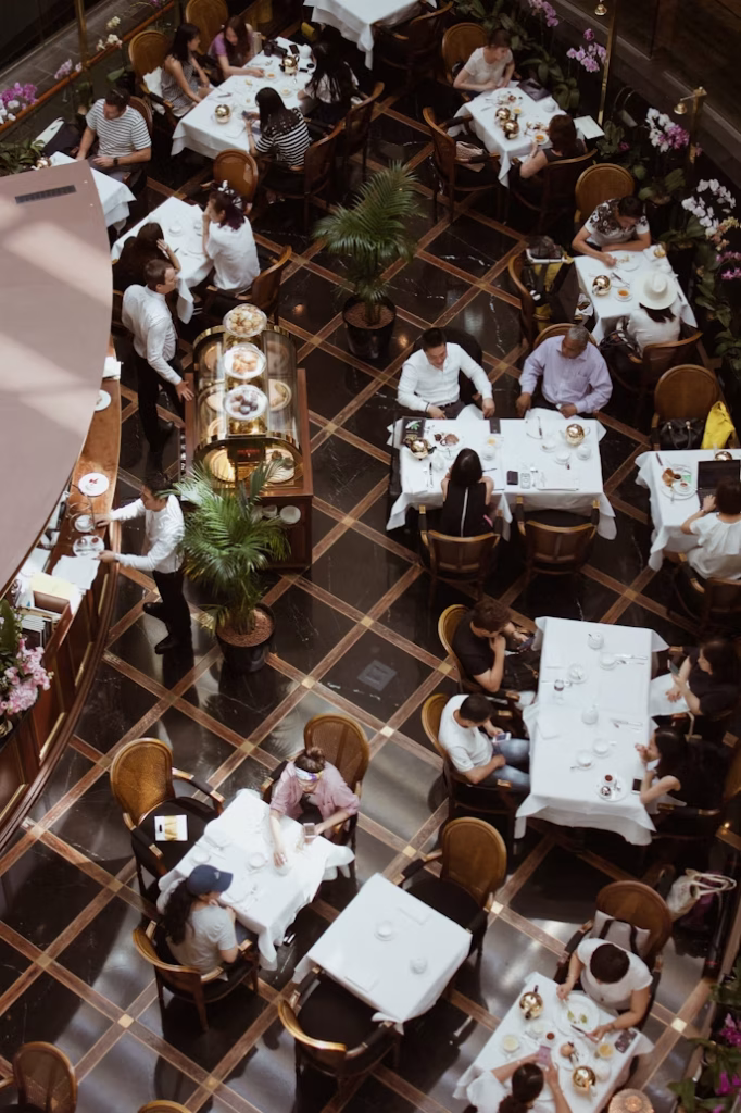 Ons restaurant van binnen gezien van bovenaf.