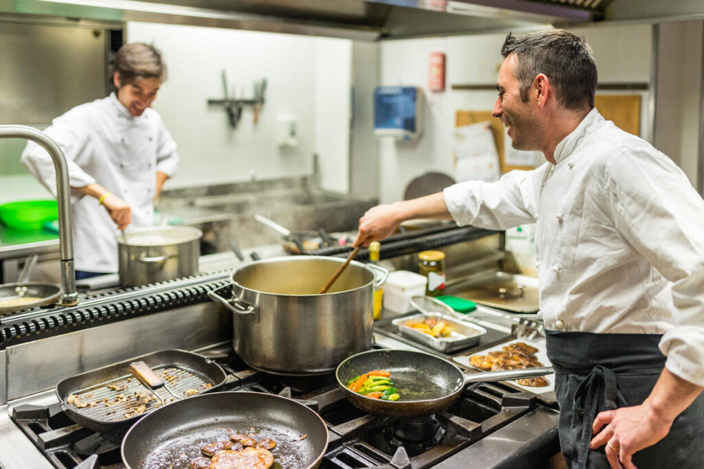 Twee koks aan het werk in de keuken van ons Italiaans restaurant